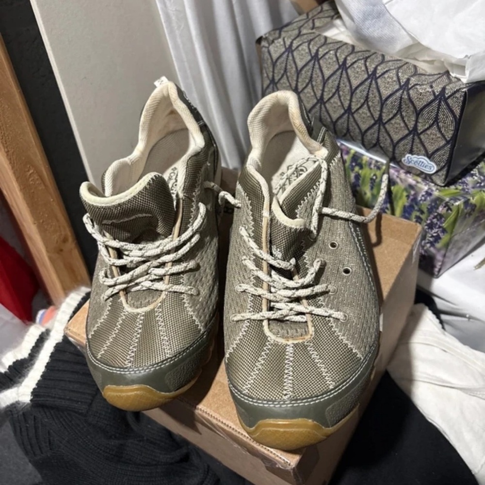 Columbia Women's Olive and Tan Shoes